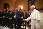 Spieler und Funktionäre des FC Bayern München bei einer Privataudienz bei Papst_Franziskus