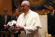 Spieler und Funktionäre des FC Bayern München bei einer Privataudienz bei Papst_Franziskus