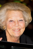 Prinzessin Beatrix der Niederlande bei der Eröffnung der Ausstellung Magisches Afrika in Amsterdam