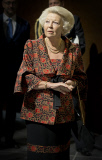 Prinzessin Beatrix der Niederlande bei der Eröffnung der Ausstellung Magisches Afrika in Amsterdam
