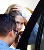 Jennifer Aniston ditches engagement ring during lunch date at Tavern