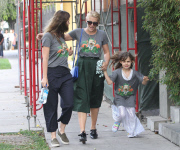 No US rights | Actress BUSY PHILIPPS and daughter BIRDIE wearing matching grey printed T-shirts