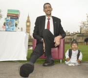 Tallest living man meet the shortest man,England, 13.11.14