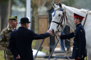 Prinz Philip zeichnet Soldaten in Paderborn aus