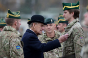 Prinz Philip zeichnet Soldaten in Paderborn aus