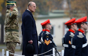 Prinz Philip zeichnet Soldaten in Paderborn aus