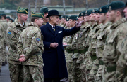 Prinz Philip zeichnet Soldaten in Paderborn aus