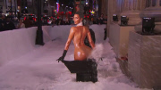 KIM KARDASHIAN SNOW-BLOWER