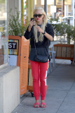 Amanda Bynes takes selfies outside a restaurant before taking a smoke break