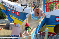 *EXCLUSIVE* **NO WEB, MUST CALL FOR PRICING** Anna Faris and Chris Pratt have a romantic getaway in Maui with baby Jack