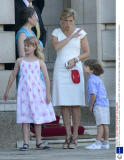 Olympic Torch Relay passes through Buckingham Palace, London, Britain - 26 Jul 2012