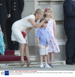 Olympic Torch Relay passes through Buckingham Palace, London, Britain - 26 Jul 2012