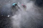 women labor working in dusty environment