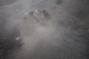 women labor working in dusty environment