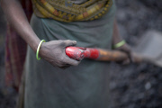 women labor working in dusty environment