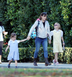 PREMIUM EXCLUSIVE Jennifer Garner picking up her girls from school