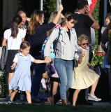 PREMIUM EXCLUSIVE Jennifer Garner picking up her girls from school
