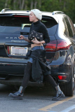 *EXCLUSIVE* Miley Cyrus maintains her look with a visit to Urban Outfitters