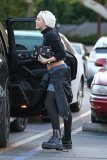 *EXCLUSIVE* Miley Cyrus maintains her look with a visit to Urban Outfitters
