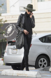 Kimberly Stewart telefonierend unterwegs in West Hollywood