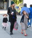 Jessica Alba Takes Her Daughters Shopping 
