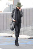 Kimberly Stewart telefonierend unterwegs in West Hollywood