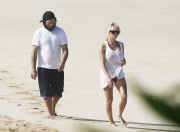 Pamela Anderson & Rick Salomon Enjoy A Beach Stroll In Hawaii 