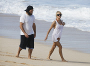 Pamela Anderson & Rick Salomon Enjoy A Beach Stroll In Hawaii 