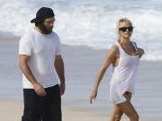 Pamela Anderson & Rick Salomon Enjoy A Beach Stroll In Hawaii 