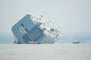 Hoegh Osaka cargo ship runs aground off Isle of Wight, Britain - 04 Jan 2015