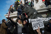 Hundreds of thousands of people fill the streets of Paris