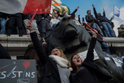 Hundreds of thousands of people fill the streets of Paris