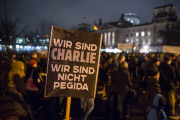 Berliner demonstrieren gegen Pegida