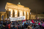 Berliner demonstrieren gegen Pegida