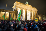 Berliner demonstrieren gegen Pegida