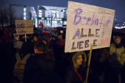 Berliner demonstrieren gegen Pegida