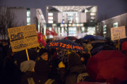 Berliner demonstrieren gegen Pegida