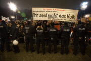 Berliner demonstrieren gegen Pegida