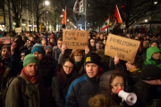Berliner demonstrieren gegen Pegida
