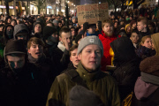Berliner demonstrieren gegen Pegida