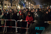 Berliner demonstrieren gegen Pegida
