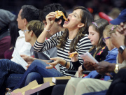Jennifer Garner and her daughter Violet cheer on the LA Clippers