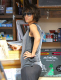 Halle Berry Buys A Stack Of Magazines 