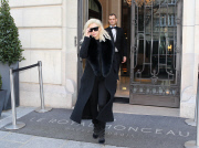 EXCLUSIVE :Kim Kardashian wake up very early this morning to go at ELLE magazine shooting  in Paris