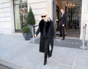 EXCLUSIVE :Kim Kardashian wake up very early this morning to go at ELLE magazine shooting  in Paris