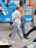 Jennifer Lopez goes to American Idol in fur and sweats 