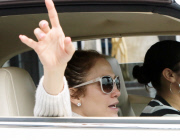 Jennifer Lopez goes to American Idol wearing no make up