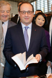 François Hollande au salon du livre à la Porte de Versailles à P