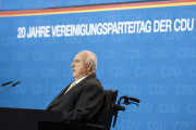 Altkanzler Helmut Kohl bei der Festveranstaltung "20 Jahre Vereinigungsparteitag der CDU Deutschlands" im Palais am Funkturm in Berlin