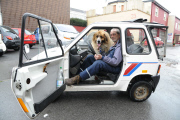Kurioses Gespann mit großem Hund 